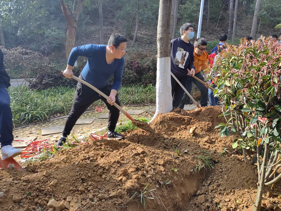 “生态平衡靠双手，千秋万代春常在”——我院组织学生参加义务植树活动照片（1）.png