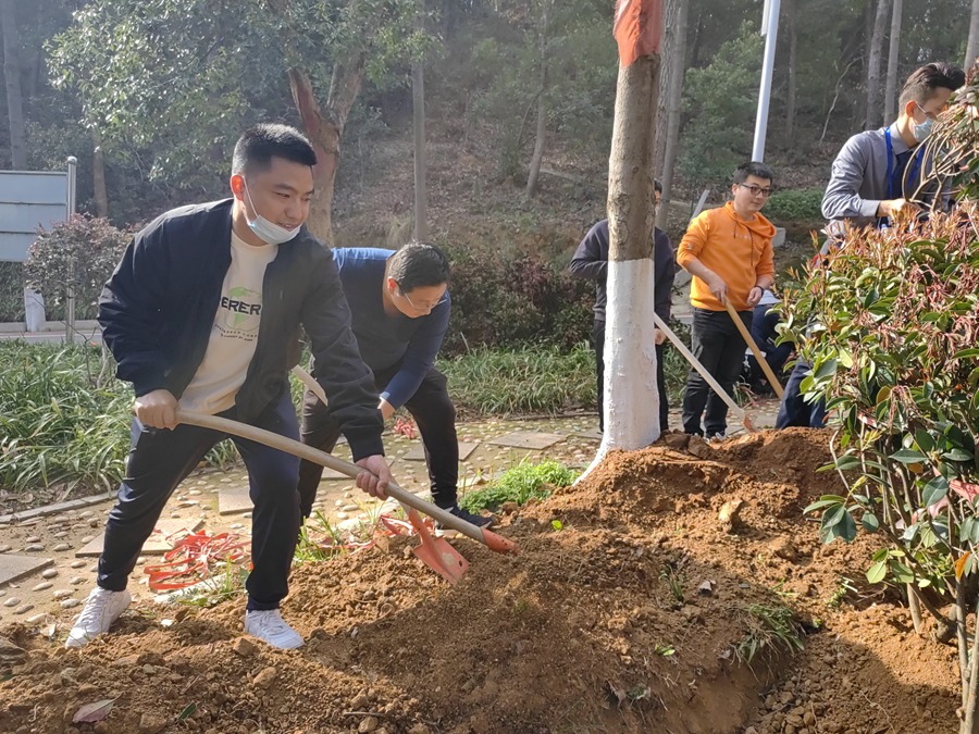 “生态平衡靠双手，千秋万代春常在”——我院组织学生参加义务植树活动照片（3）.png