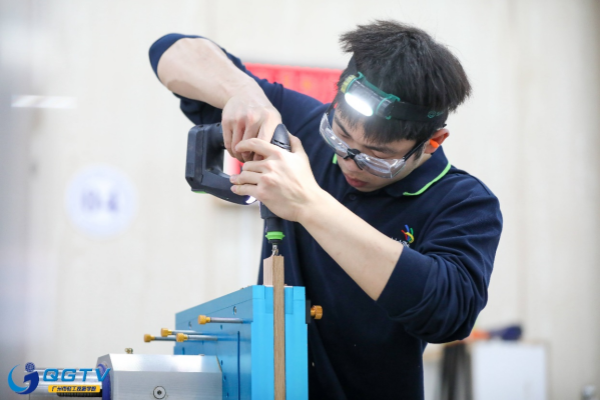 学校家具制作选手贾京在第47届世界技能大赛集中考核中夺冠（1）.png