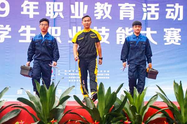 (照片拍摄/董家伟)在裁判员,参赛学生代表庄严宣誓后,开始了六院的
