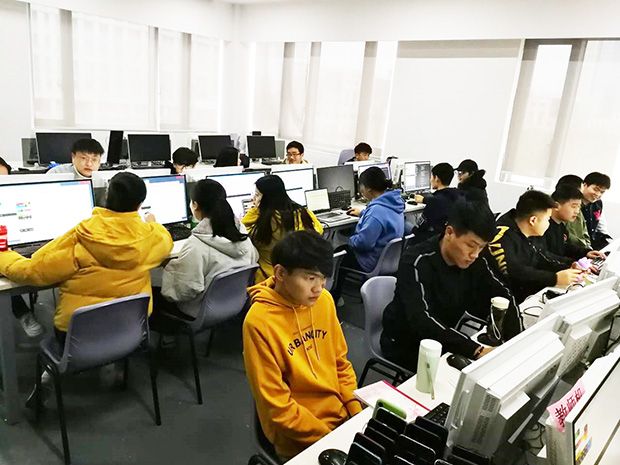 学生赴企业参加1+X证书专项培训.jpg