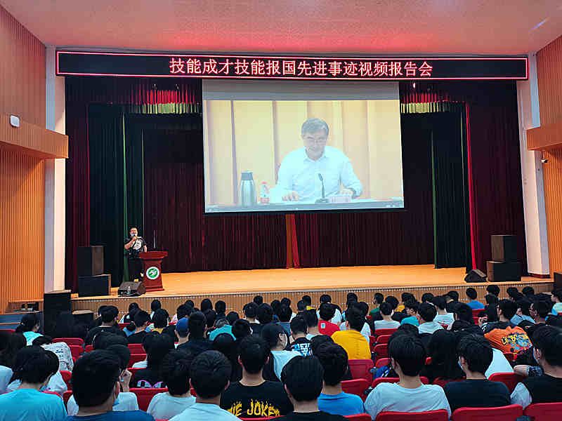 1621579781623891.jpg 2021.5.21 我院组织19、20级学生观看“技能成才、技能报国”视频报告会1_副本.jpg