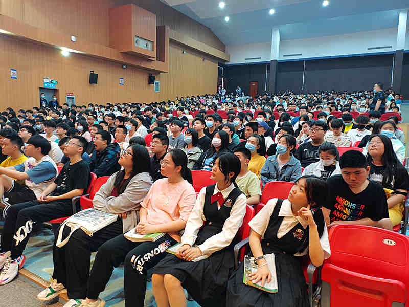 1621579796959254.jpg 2021.5.21 我院组织19、20级学生观看“技能成才、技能报国”视频报告会2_副本.jpg