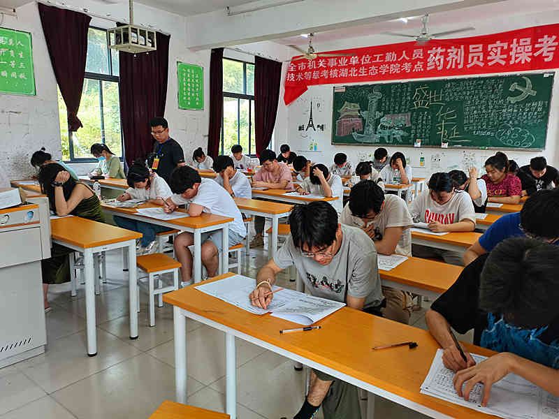 2021.06.01 中职教育学院进行技能高考文化考试模拟摸底考试1_副本.jpg