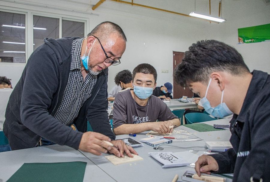 非遗“汉派木刻”进校园 大国工匠精神我践行照片（5）.jpg