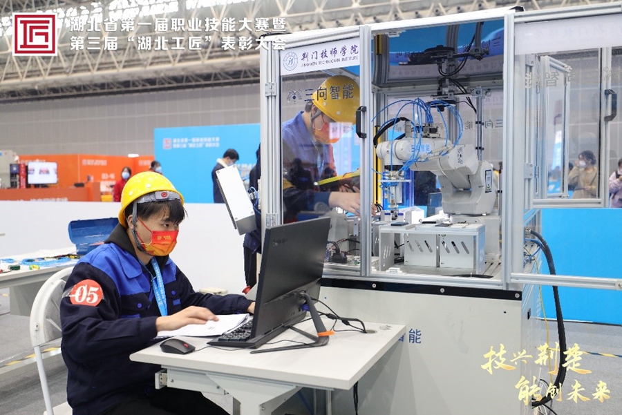我院参赛队在湖北省第一届职业技能大赛机器人系统集成赛项创佳绩照片（2）.jpg