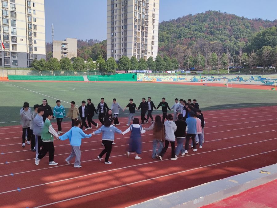 锦瑟年华 活力绽放——信息机电学院开展学生素质拓展活动照片（2）.jpg