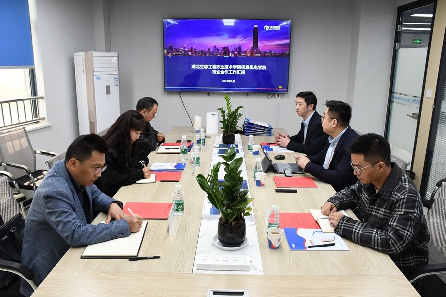 校领导带队深入企业调研 助推产业学院建设照片（3）.jpg