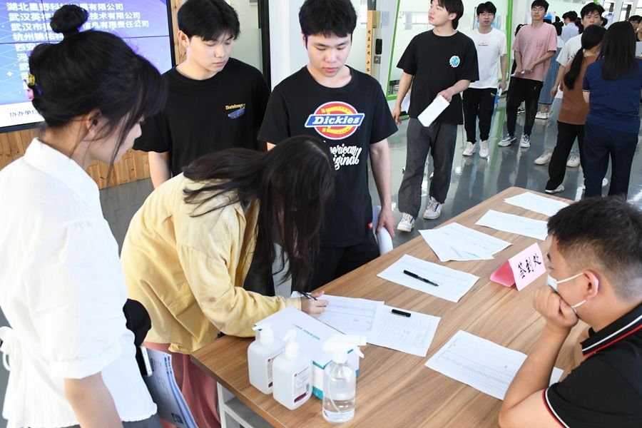 我院举办2023新华三数字化菁英星火计划人才双选会照片原图（2） - 副本.jpg