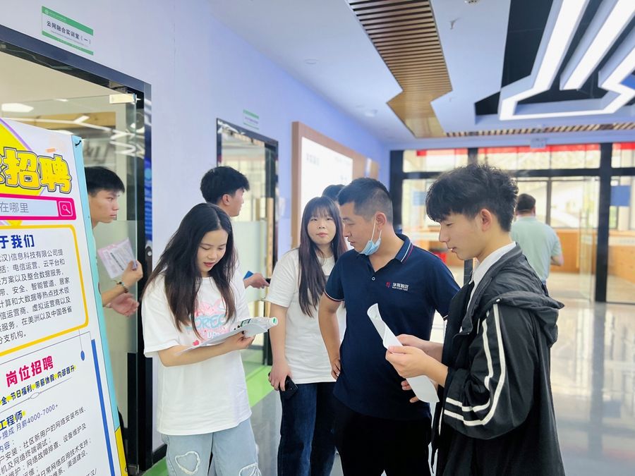 我院举行计算机应用技术专业专场招聘会照片原图（10） - 副本.jpg