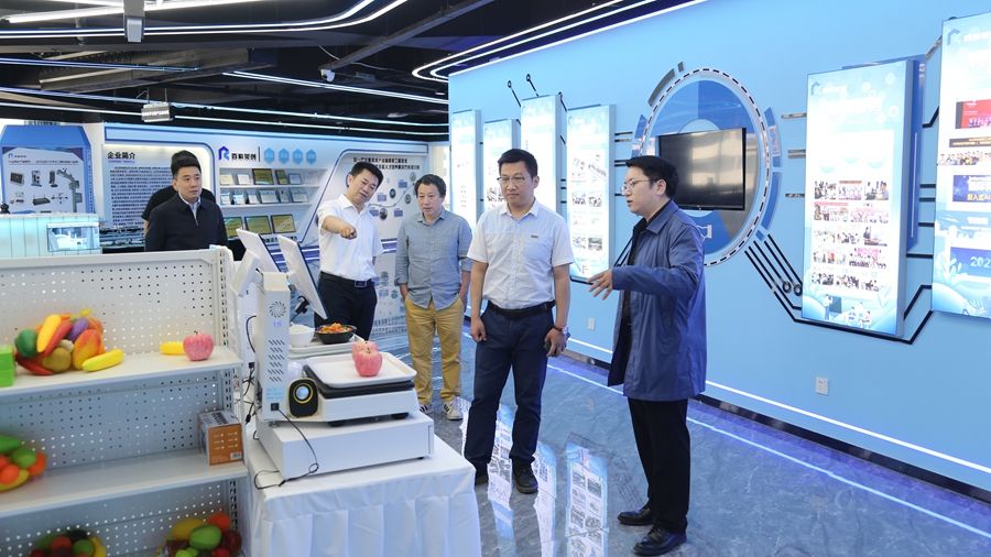 我院深入企业调研探索AI+电子信息大类产教融合人才培养模式照片原图（4） - 副本.jpg