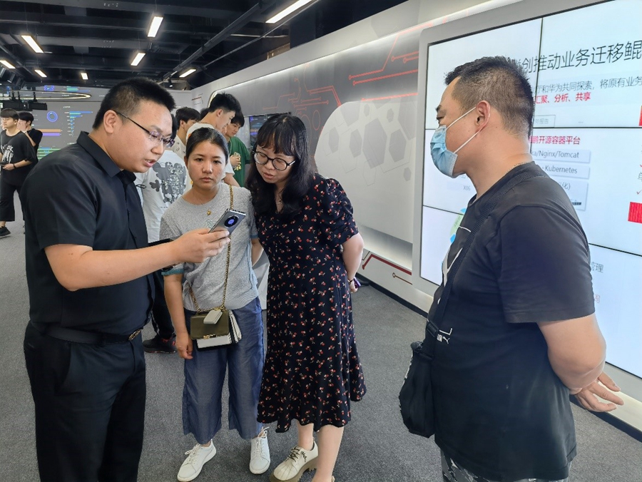 软件工程教研室教师团队前往长江鲲鹏生态创新中心参观学习照片原图（3）.jpg
