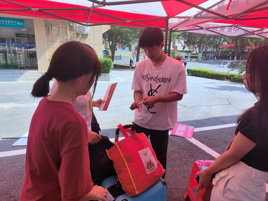 【2023迎新季】爱在迎新--致敬志愿者们照片原图（5） - 副本.jpg