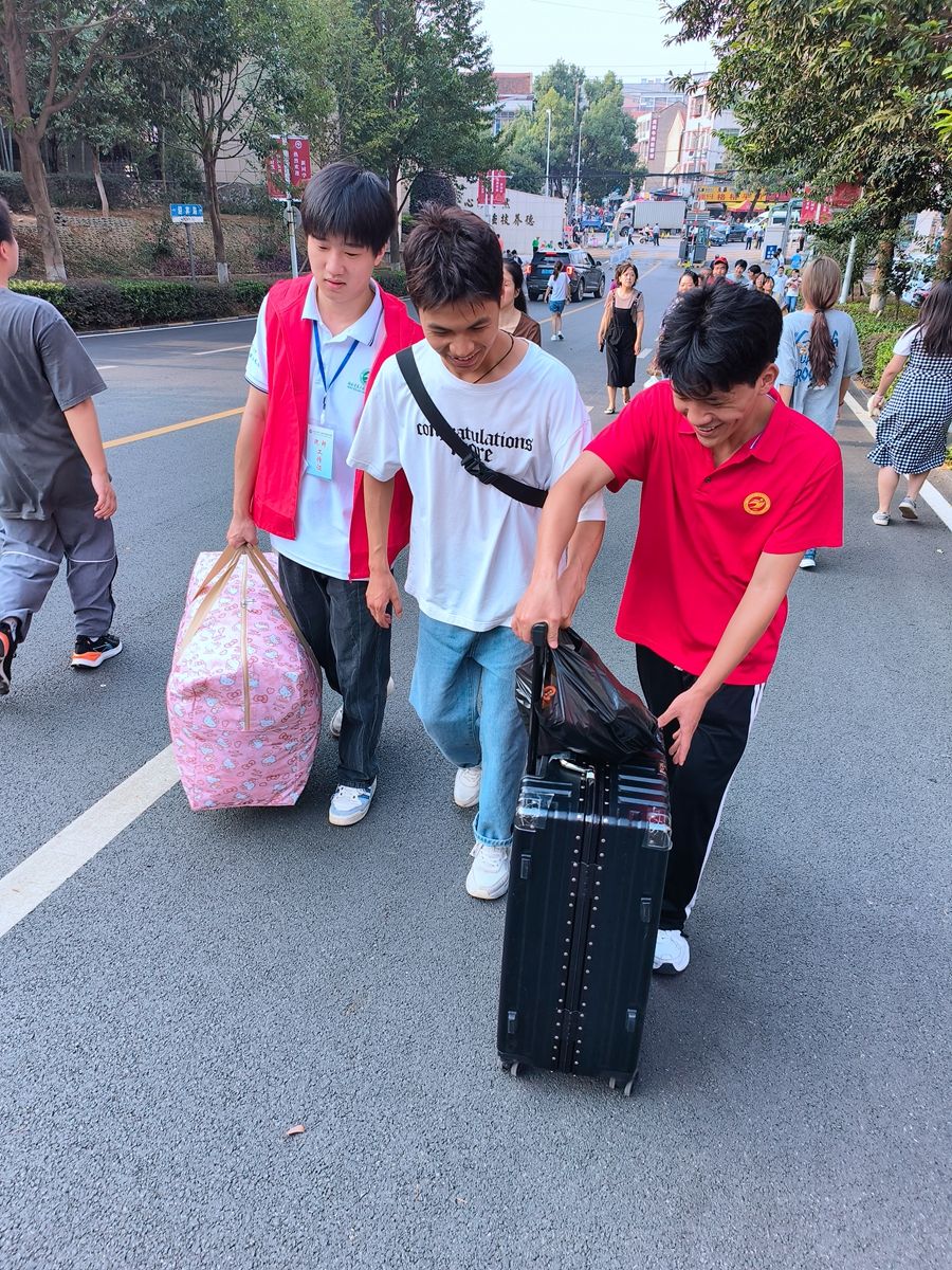 【2023迎新季】爱在迎新--致敬志愿者们照片原图（9） - 副本.jpg