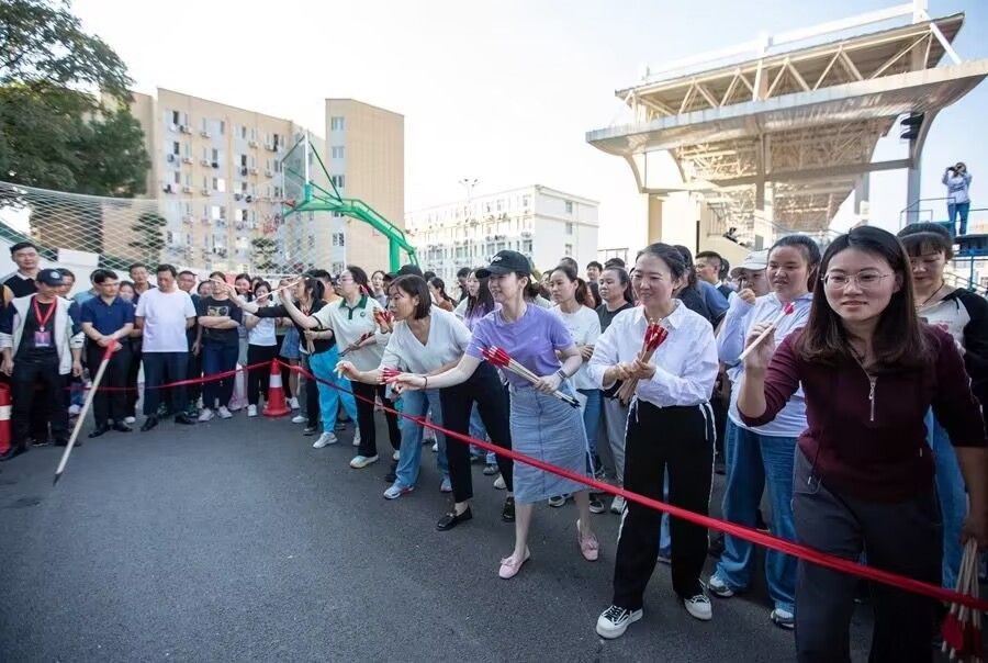 挥洒汗水 彰显青春风采--我院师生在校第十八届运动会上表现优异照片原图（3）.jpg