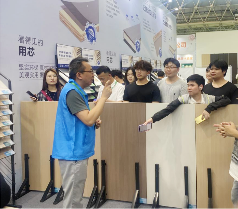 1715224811399919.png 家具设计与制造专业学生赴武汉定制家居展研学考察照片(3).png