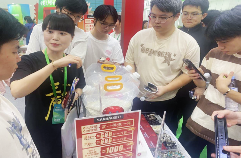 1715224831986276.png 家具设计与制造专业学生赴武汉定制家居展研学考察照片(4).png