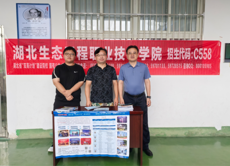 校长徐自警亲临一线指导招生工作照片（1）.png