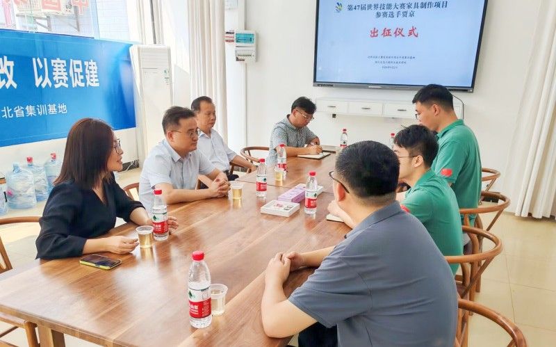 世赛参赛选手贾京近日出征法国里昂赛场照片（1）.jpg