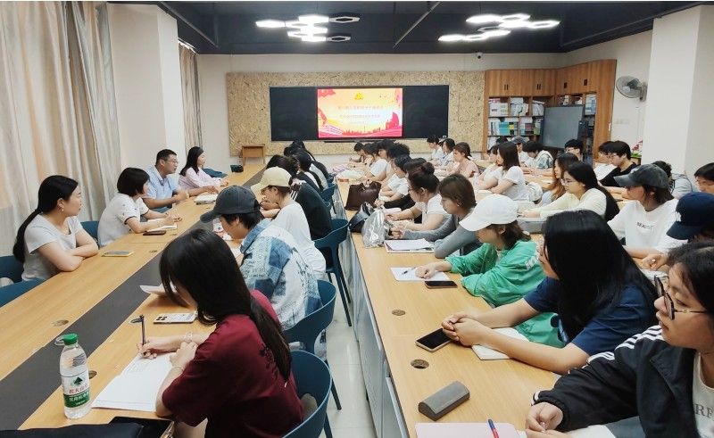 艺术设计学院党总支学生支部召开入党积极分子和发展对象座谈会照片（2）.jpg