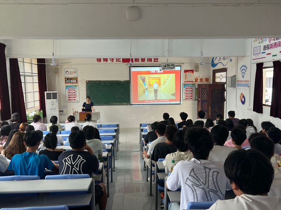 思政大课 学生上课_副本.jpg
