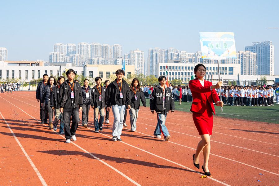 1762394103391851.jpg 运动会开幕式图片86.jpg