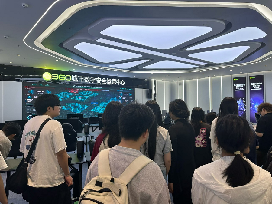 1779067986316695.png 我院师生走进武汉国家网络安全人才与创新基地开展实践活动3 - 副本.png