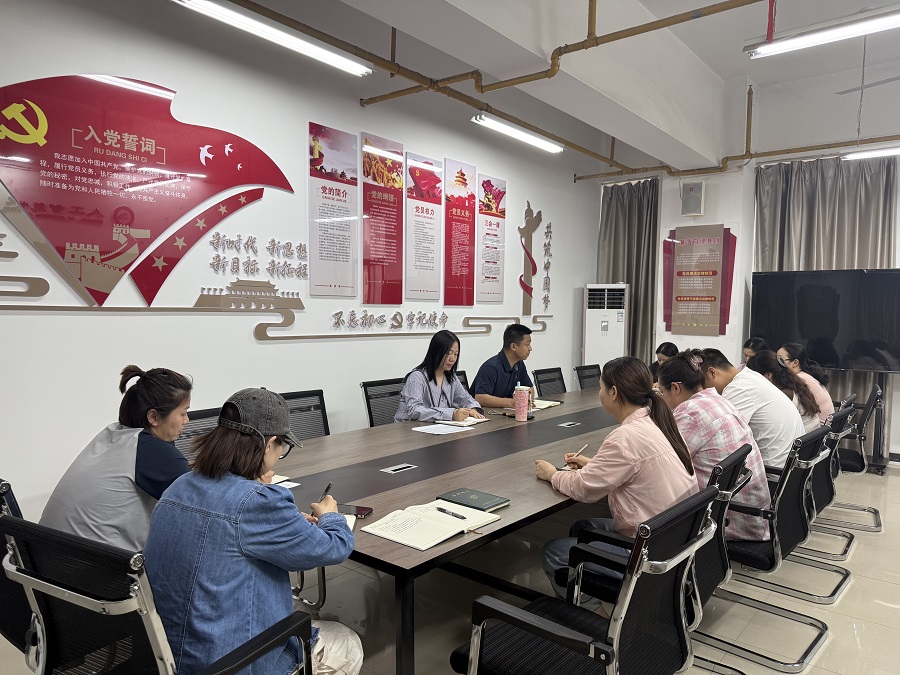 1779243004512146.png 我院召开5月辅导员工作例会1 - 副本.png