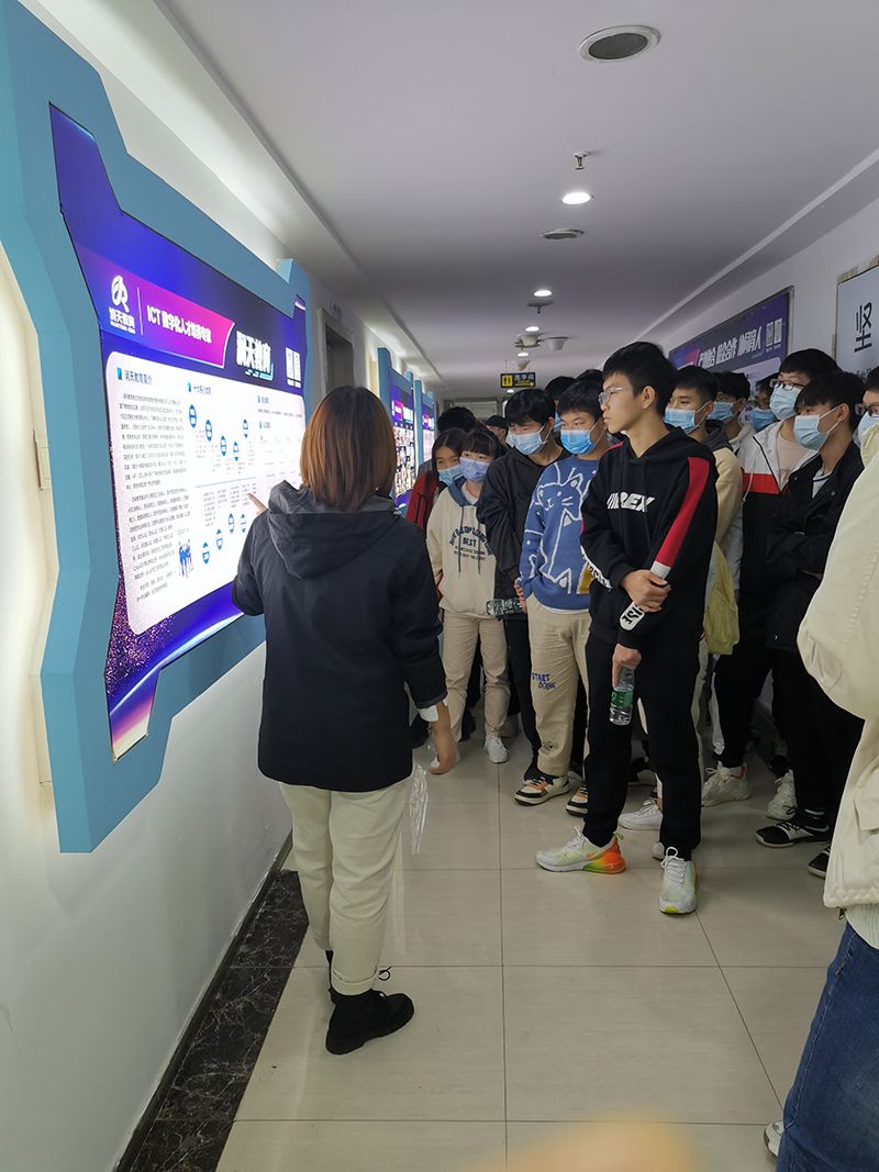 学生参观1.jpg